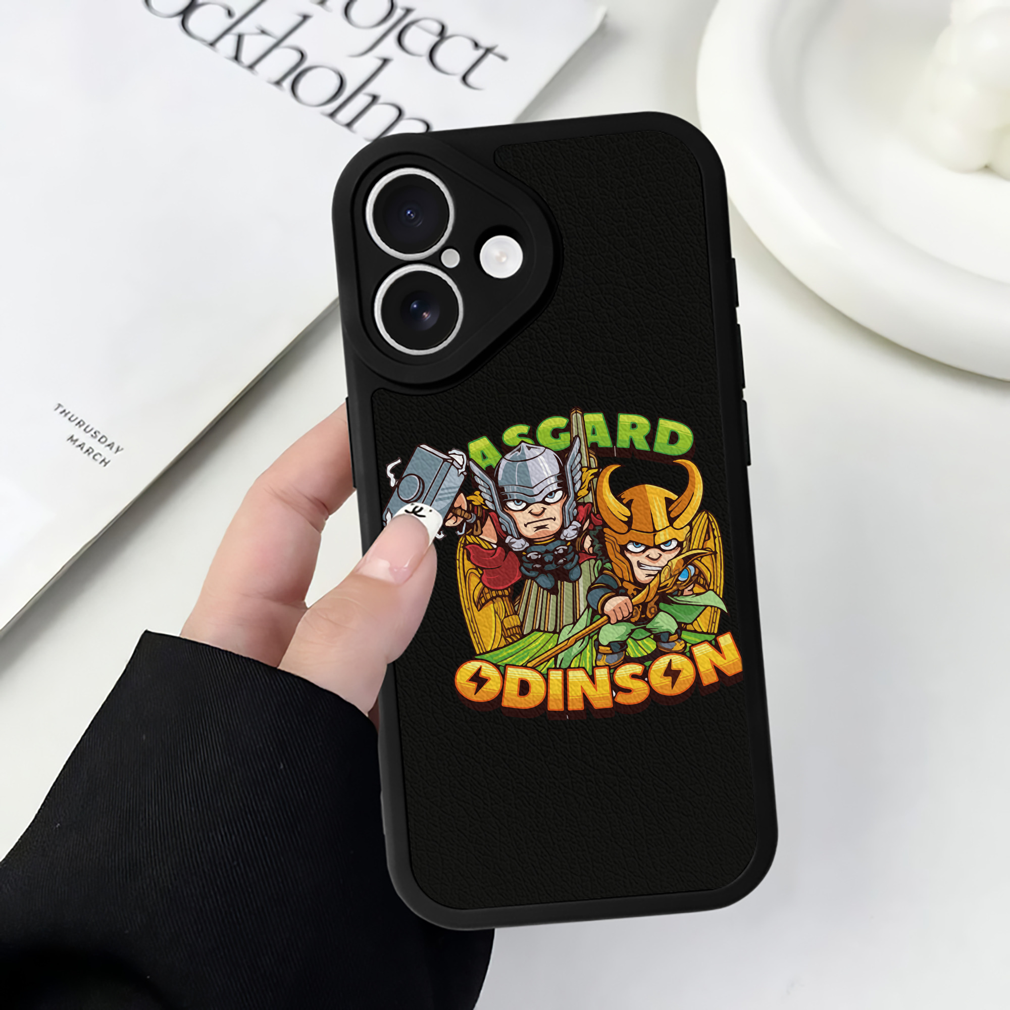 （画像用） アベンジャーズ The Avengers 【iPhone 16シリーズ対応】シリコンスマホケース（レザー調） 材質：シリコン